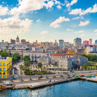 vista aérea del malecón y edificios coloniales