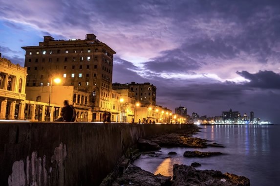 Vista nocturna del malecón habanero