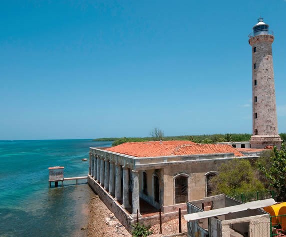 faro a la orilla del mar azul 