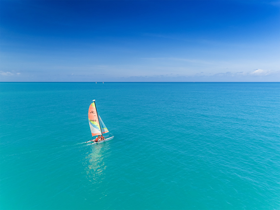 catamarán navegando en el mar azul