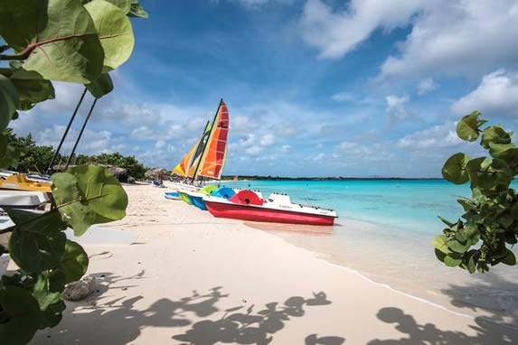 playa con catamaranes y bicicletas acuáticas 