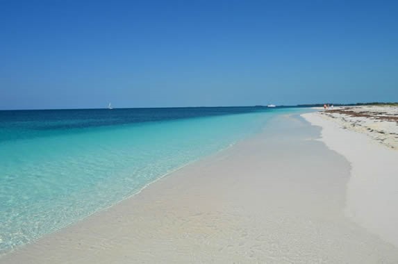 playa de aguas azules y arena blanca