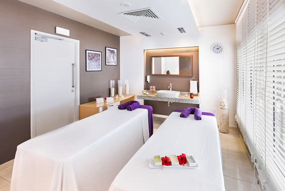 salón de spa con camas para masaje