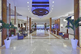 Vista del lobby del hotel Melia Marina