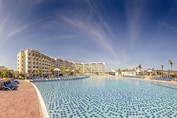 Vista de la piscina del hotel