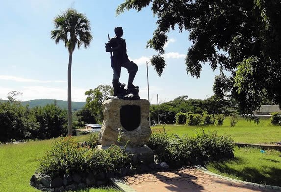 escultura de bronce bajo el cielo azul