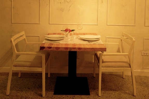 Mesa para dos en el restaurante Otra Manera