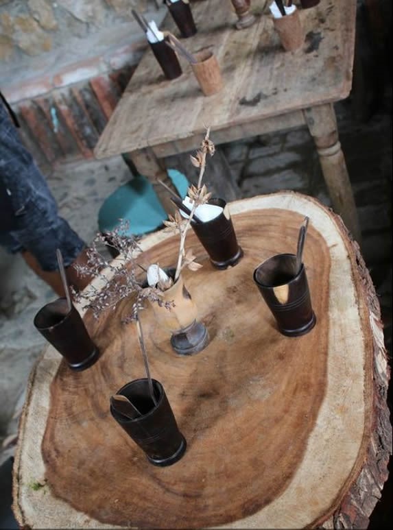 mesa rústica de troncos de madera