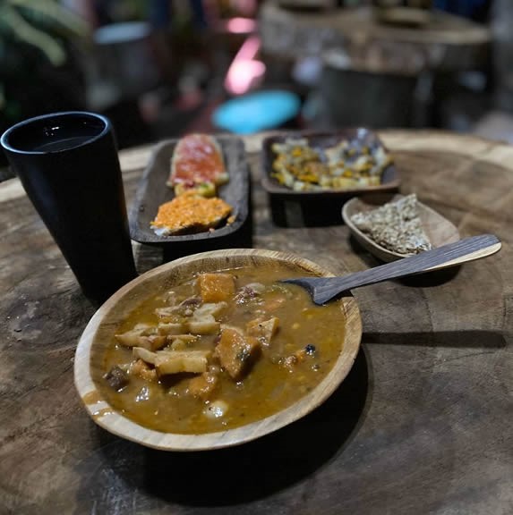 mesa rústica servida con platillos del restaurante