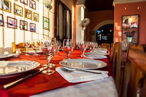 mesa de madera del restaurante con manteles