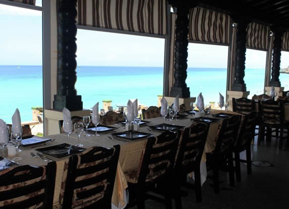 Mesas con vistas al mar en el restaurante