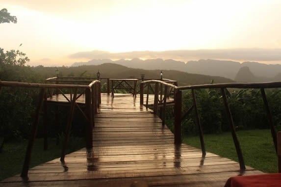 mirador con vista a las montañas al atardecer