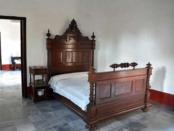 mobiliario antiguo de madera en exposición