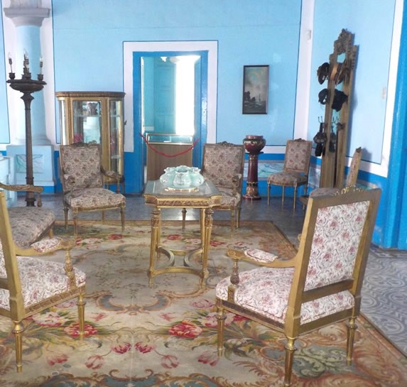 salón con mobiliario de madera antiguo