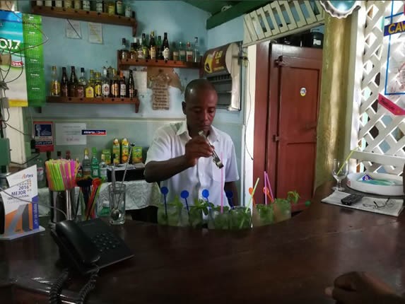 wooden bar with mojito drinks