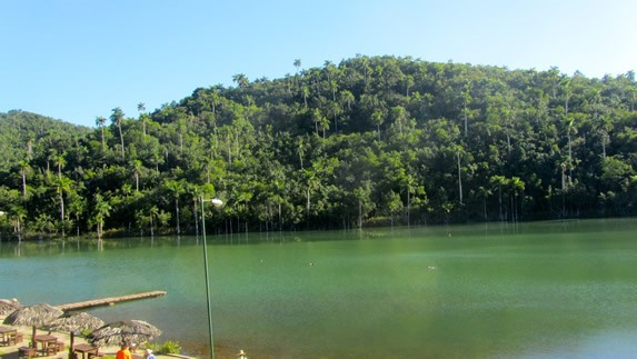 laguna rodeada de montañas y vegetación