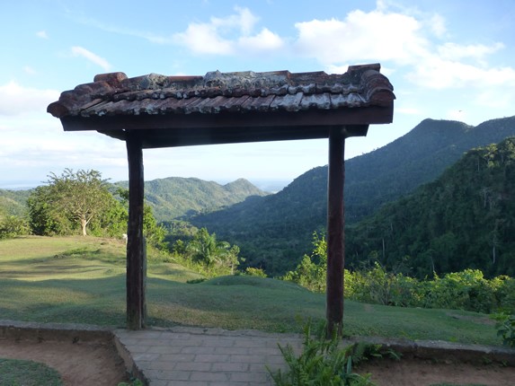 paisaje montañoso con abundante vegetación