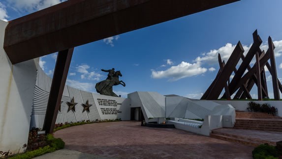 monumento de mármol y bronce con escultura