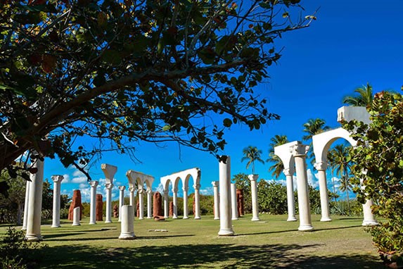 monumento con columnas de cemento al aire libre