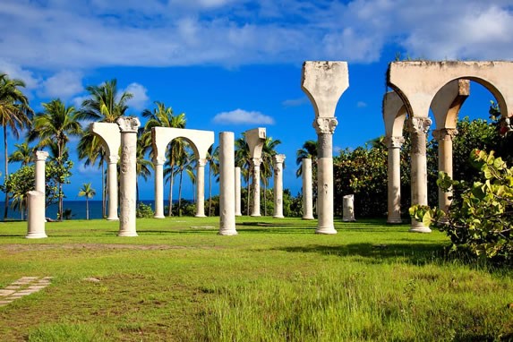 monumento con columnas de cemento al aire libre