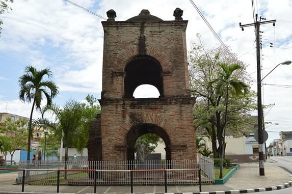 construcción colonial muy antigua cercada 