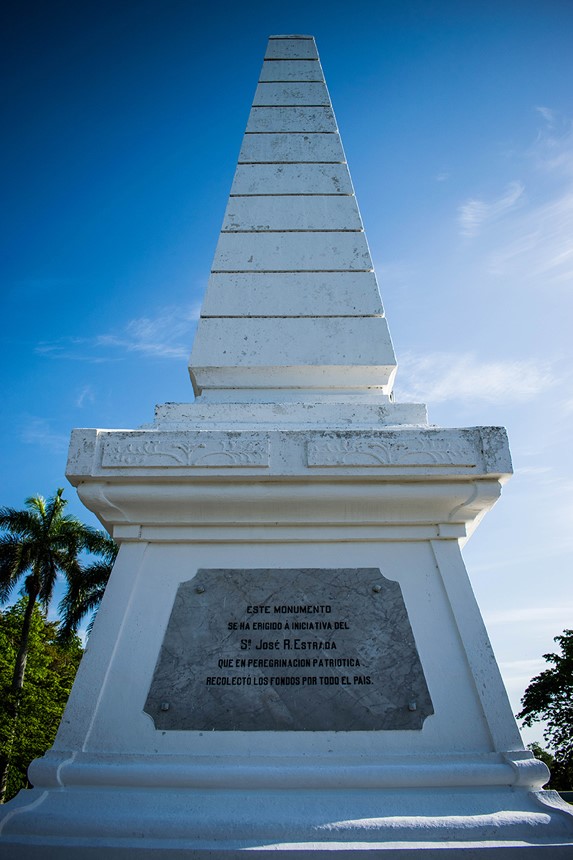 monumento de mármol con placa de metal