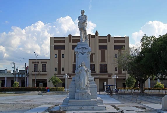 monumento de mármol en el parque con árboles 