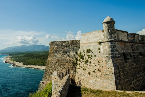 morro frente al mar rodeado de vegetación