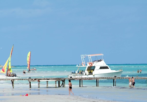 muelle con embarcación mediana