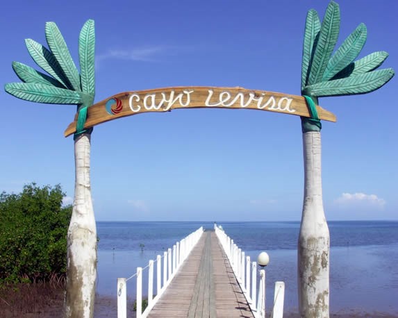 muelle sobre el mar con cartel de madera 