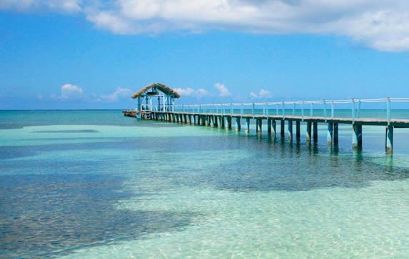 muelle de madera sobre el mar azul