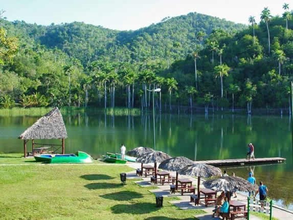 laguna rodeada de montañas y vegetación