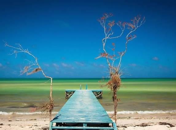 muelle de madera azul en la playa