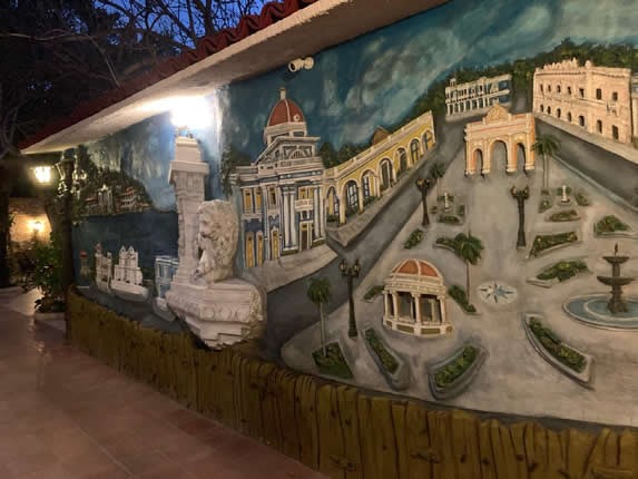 colorido mural de la ciudad pintado en la pared