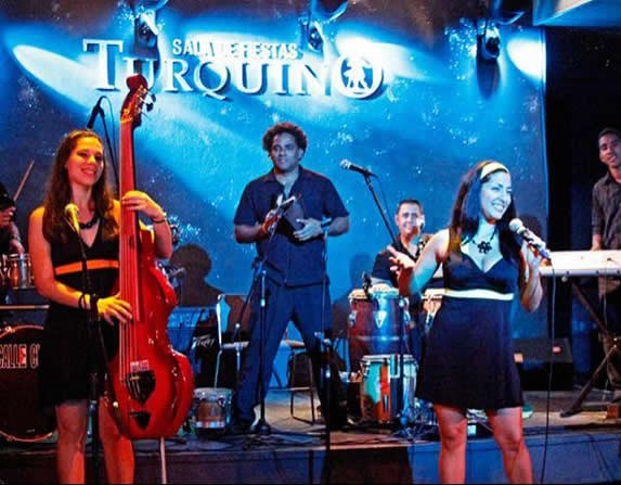 música en vivo en el cabaret El Turquino