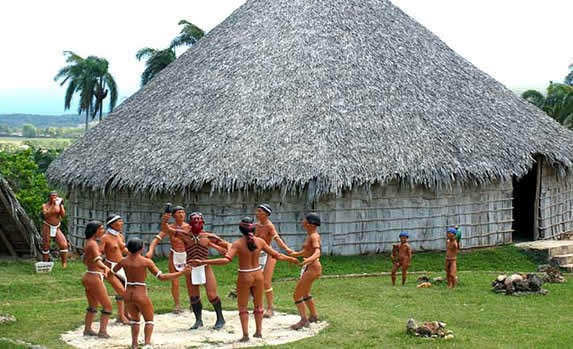sculptures of aborigines and hut of guano