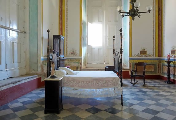 habitación colonial con mobiliario de época