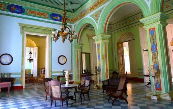 sala colonial con mobiliario de época