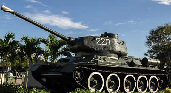 tanque bélico antiguo expuesto al aire libre