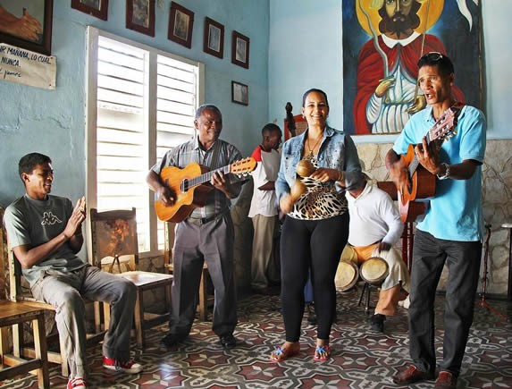 músicos tocando en el interior