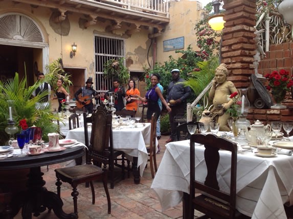 Músicos tocando en el patio interior