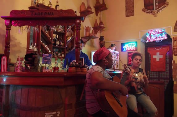 grupo musical tocando dentro del restaurante