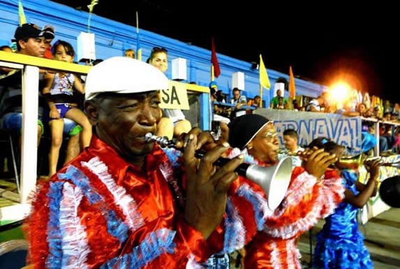 trompetistas con colorido vestuario tocando