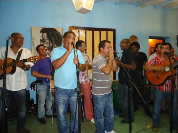 músicos tocando en la terraza del restaurante