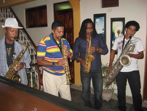 banda de músicos tocando dentro del restaurante