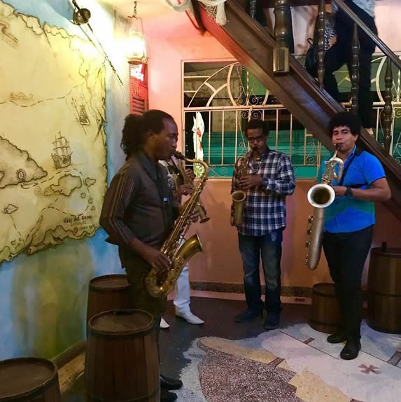 banda de músicos tocando dentro del restaurante