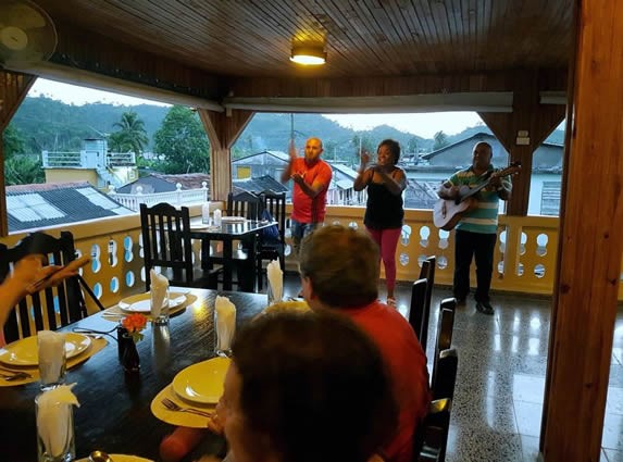 músicos en la terraza con mobiliario de madera