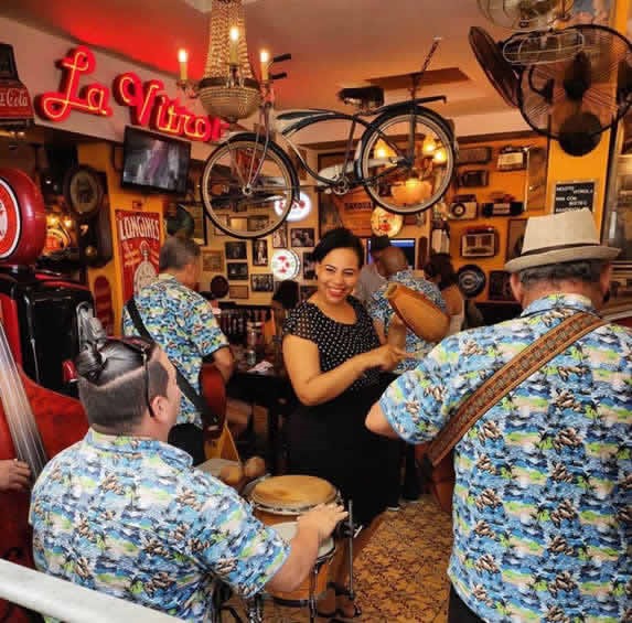 grupo de música tocando dentro del restaurante