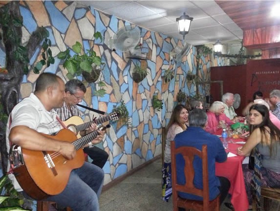 músicos tocando para los clientes del restaurante