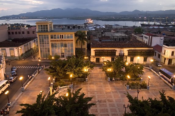 plaza rodeada de edificios coloniales de noche